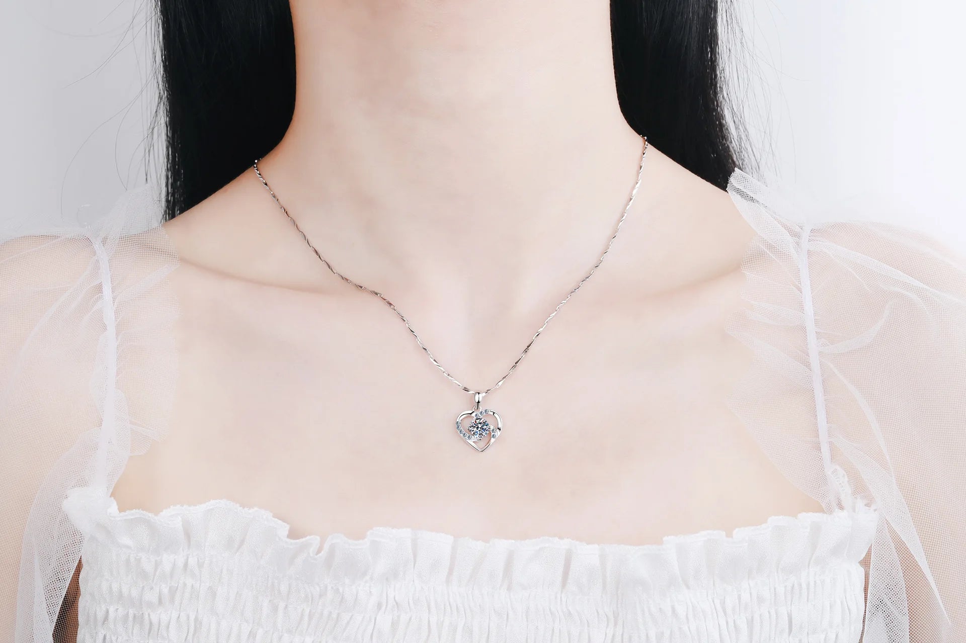 PT950 Heart-Shaped Lady Pendant Necklace with Moissanite Diamond Short Section Lockbone Chain Female Jewelry Accessory - You Offer
