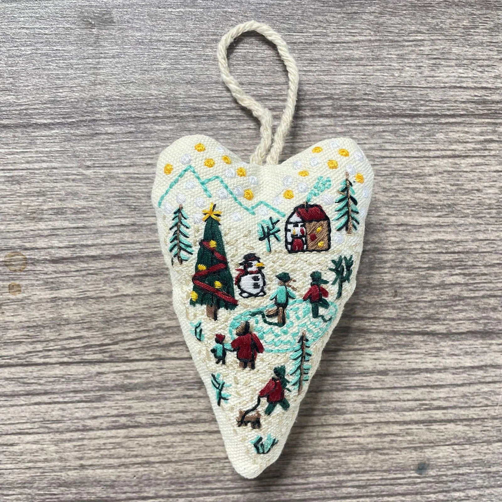 New Embroidery Christmas Ornament Kits Xmas Tree DIY Heart Embroidery Christmas Decoration Heart Cross Stitch Kit with Needles
