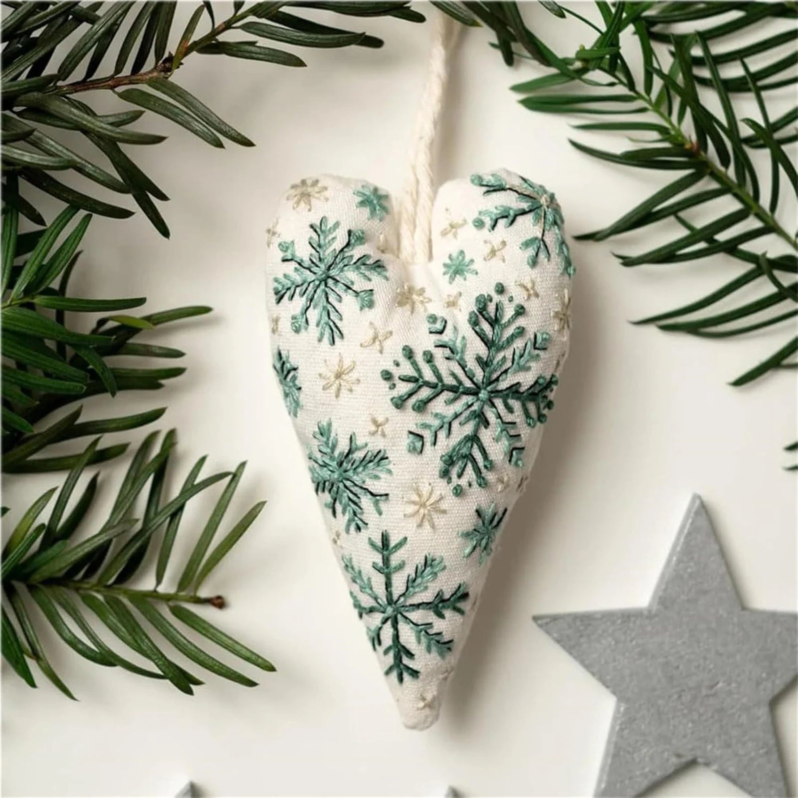 New Embroidery Christmas Ornament Kits Xmas Tree DIY Heart Embroidery Christmas Decoration Heart Cross Stitch Kit with Needles