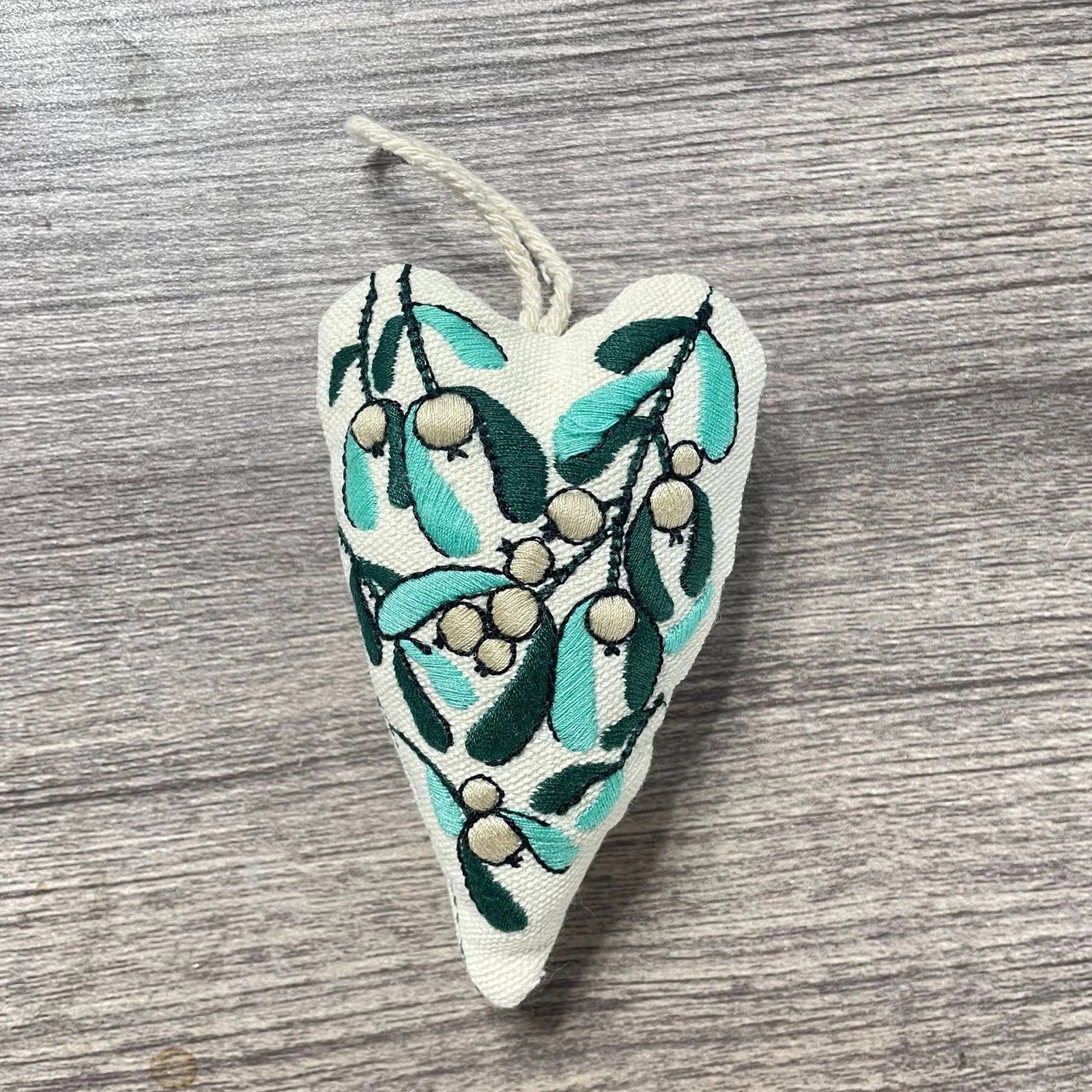 New Embroidery Christmas Ornament Kits Xmas Tree DIY Heart Embroidery Christmas Decoration Heart Cross Stitch Kit with Needles