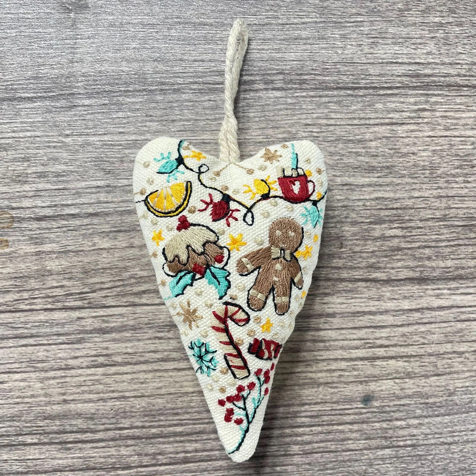 New Embroidery Christmas Ornament Kits Xmas Tree DIY Heart Embroidery Christmas Decoration Heart Cross Stitch Kit with Needles
