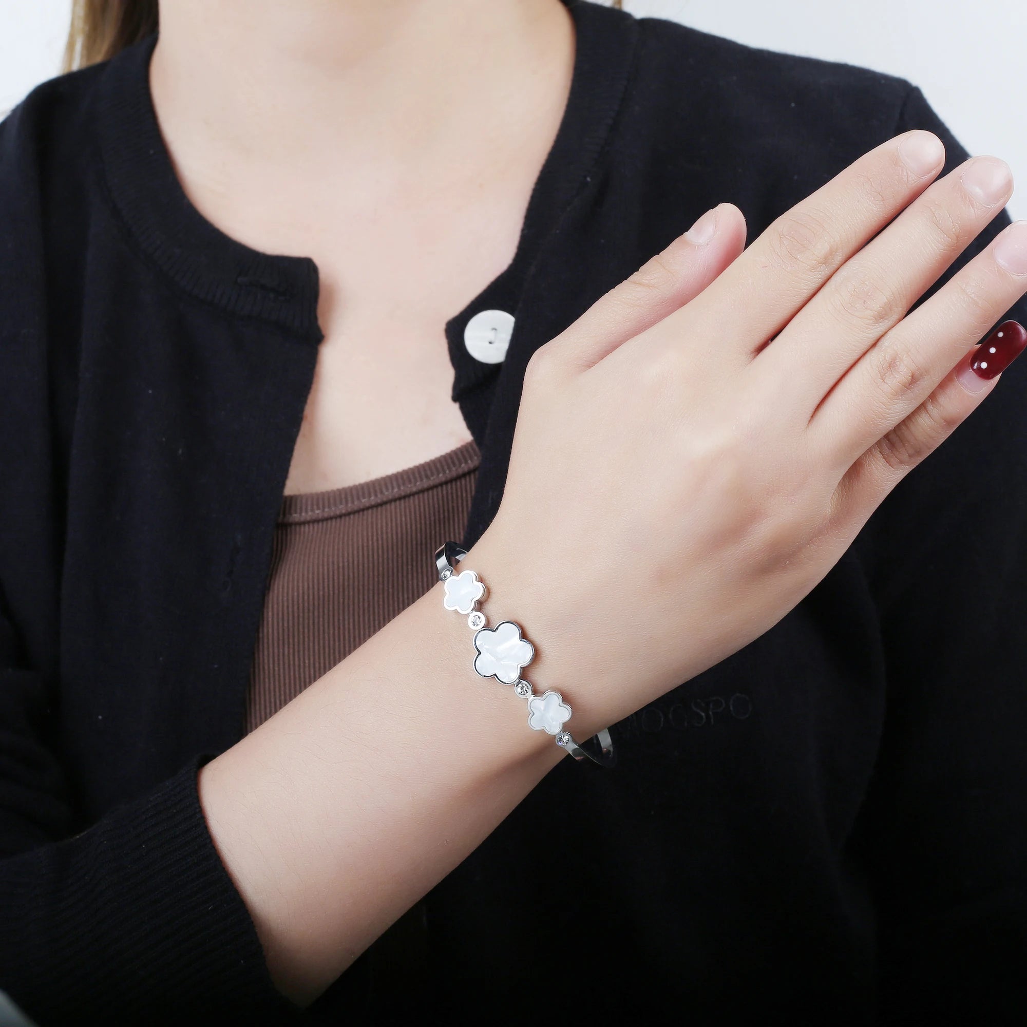 Simple Stainless Steel White Shell Five Leaf Flower Bangle Classic Clover Wrist Jewelry Luxury for Woman Party Jewelry Gift - You Offer