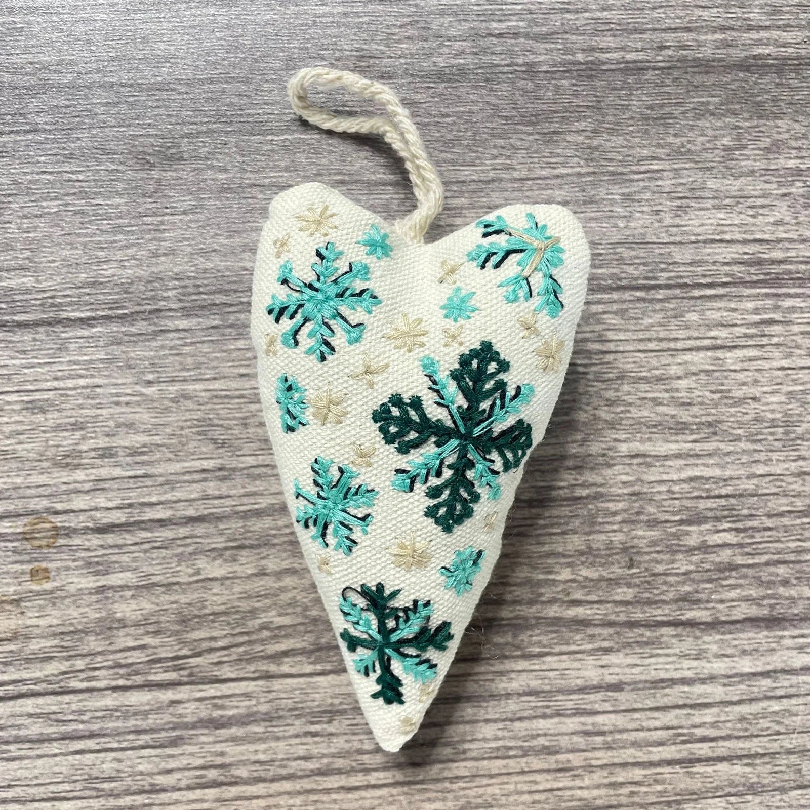 New Embroidery Christmas Ornament Kits Xmas Tree DIY Heart Embroidery Christmas Decoration Heart Cross Stitch Kit with Needles