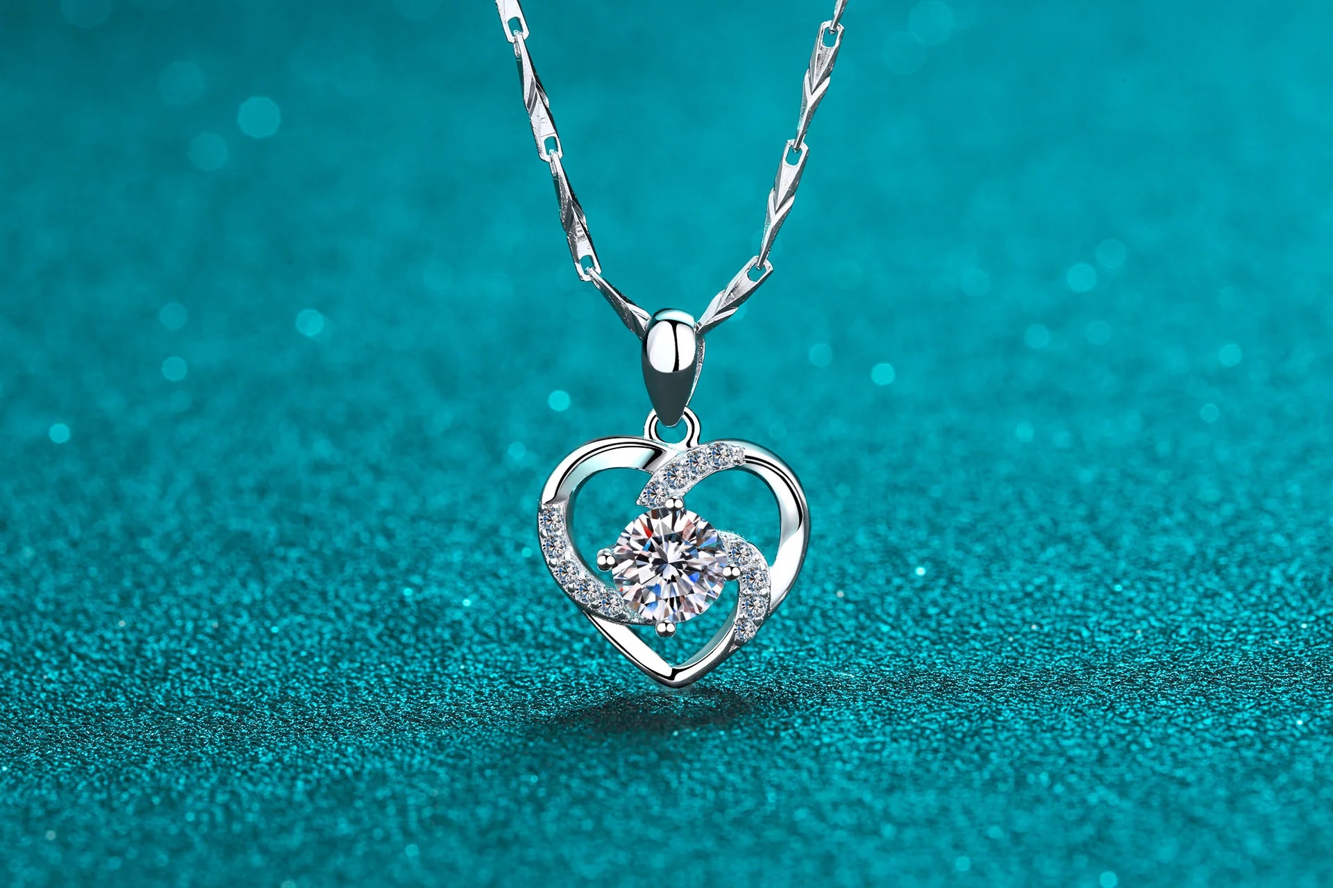 PT950 Heart-Shaped Lady Pendant Necklace with Moissanite Diamond Short Section Lockbone Chain Female Jewelry Accessory - You Offer